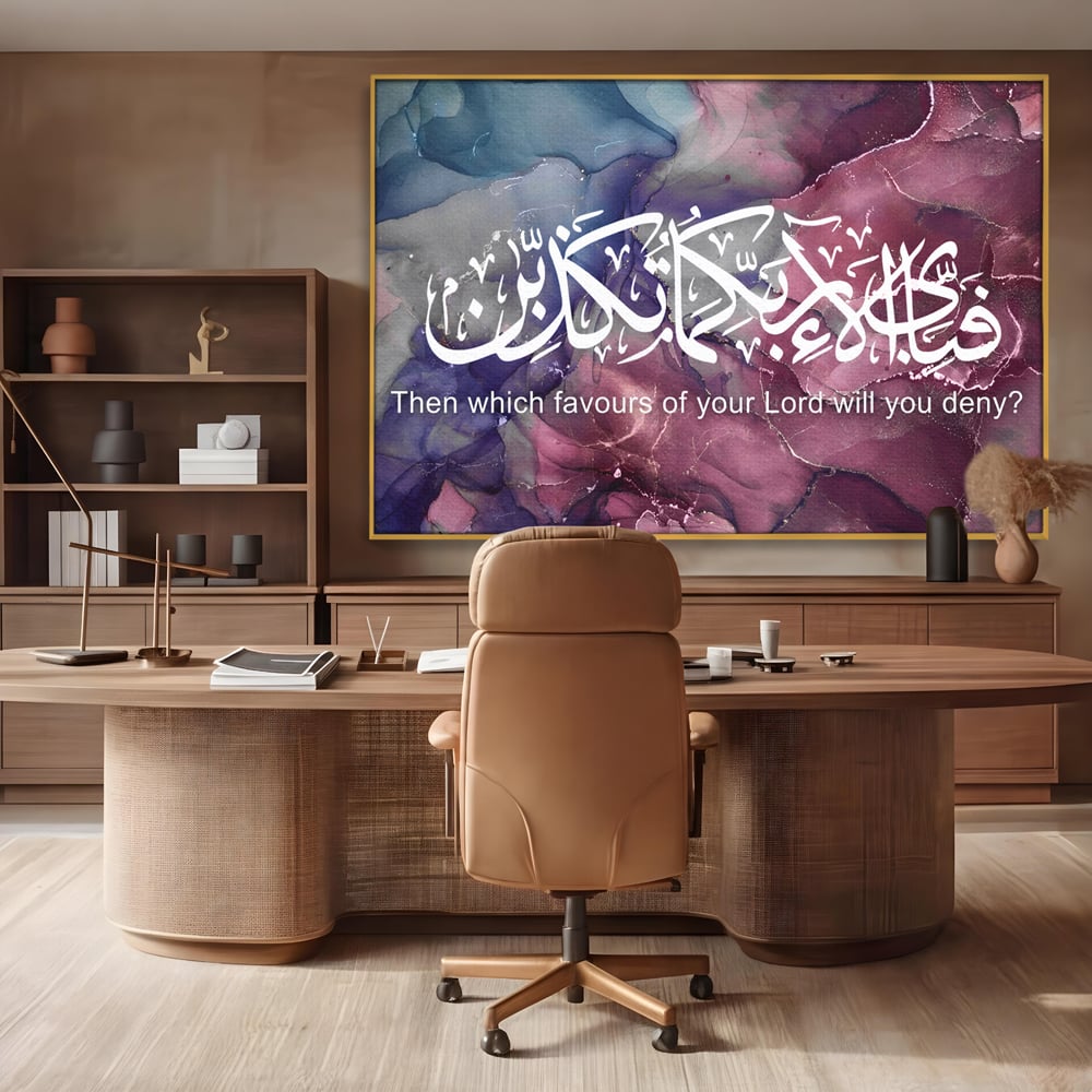 Tablou canvas cu tablou canvas cu caligrafie araba, in rama de aluminiu auriu, pe perete intr-un birou